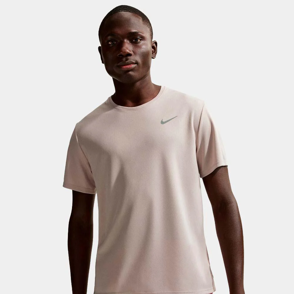 Camiseta Nike Miler De Running DrI-Fit Uv De Manga Corta - Hombre - Image 3