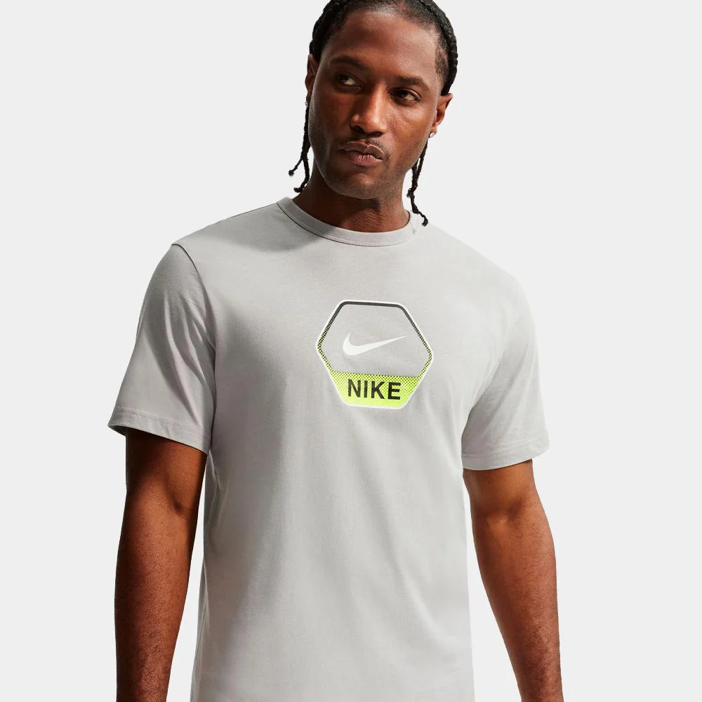 Camiseta Nike Sportswear Men's Graphic - Image 3
