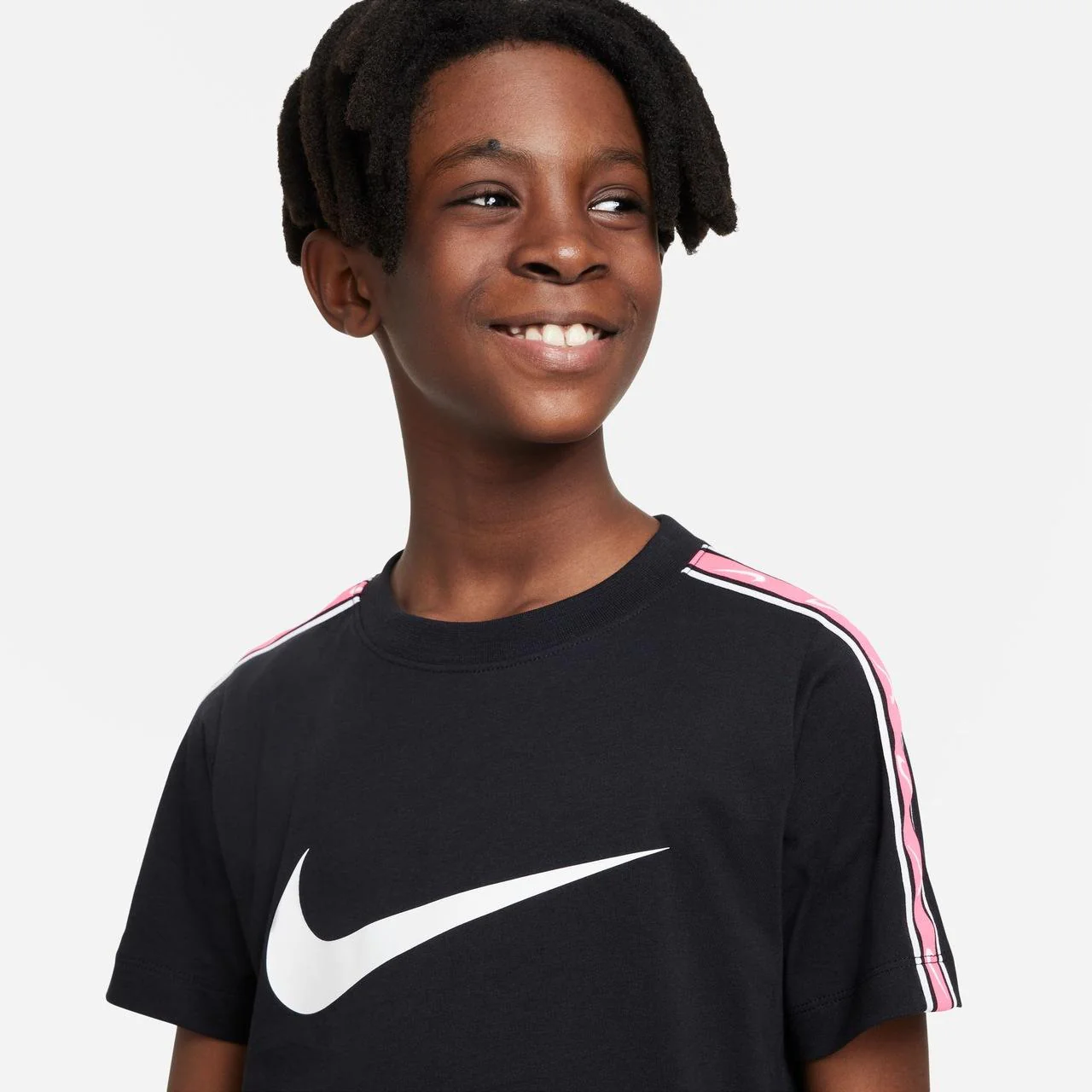 Nike B Nsw Repeat Sw Ss Tee - Image 3