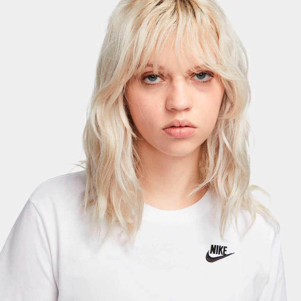 Camiseta  Nike Sportswear Club Essentials - Mujer - Image 3