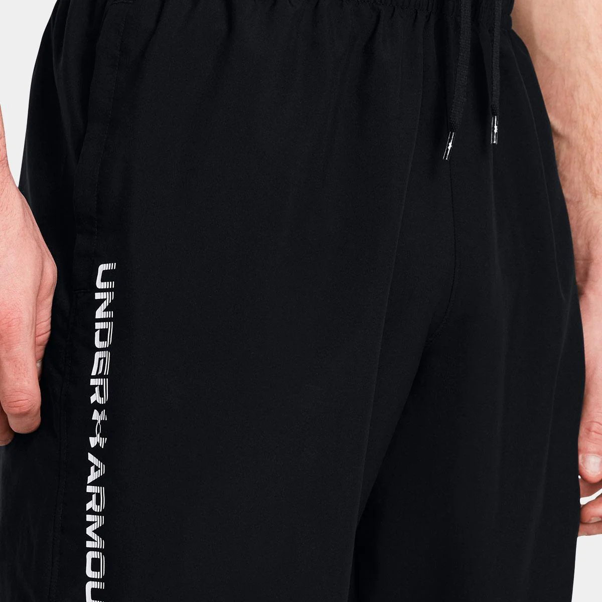 Pantalones Cortos Ua Tech™ Woven Wordmark 8,25” Para Hombre - Image 5